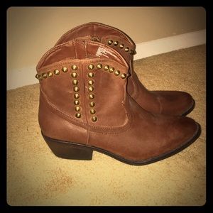 Ankle Cowboy boots with studs NWT 9.5